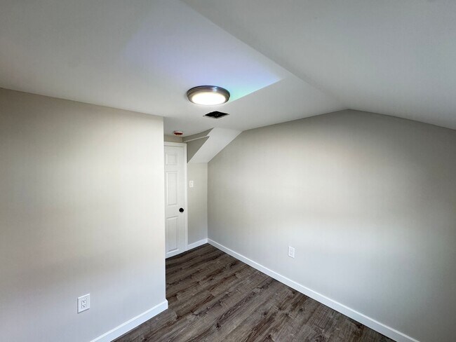 Building Photo - BRAND NEW RENOVATION! Modern 3BR Single Fa...