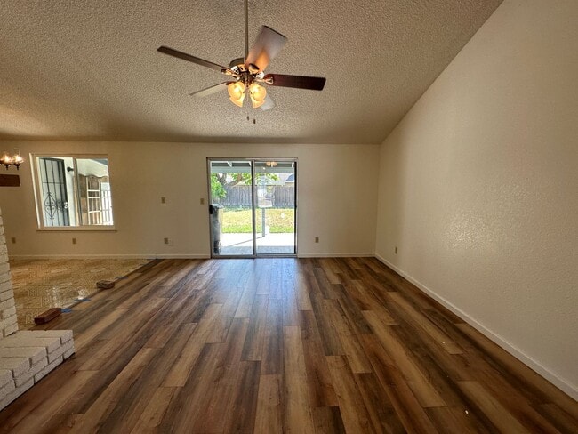 Building Photo - 1135 Amberwood Ln