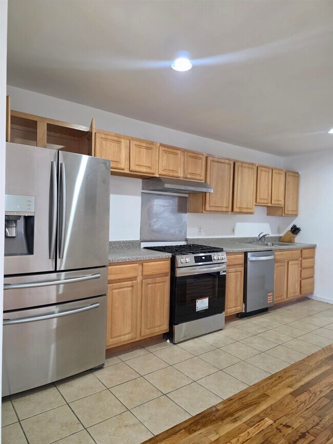 Building Photo - 72 Zabriskie St