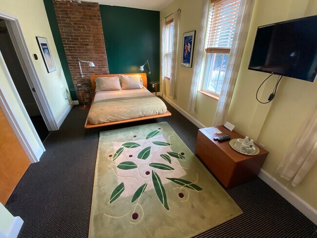 Building Photo - 116 W Newton St