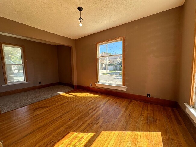 Building Photo - 4 bed 2 bath house $1,050