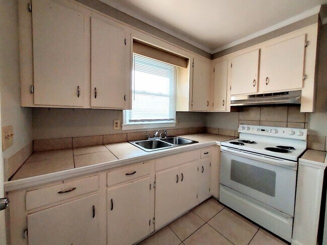 Building Photo - Hoyt Street