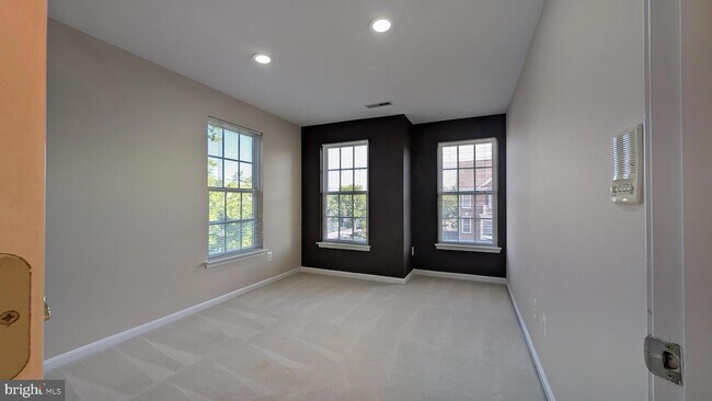Building Photo - 42681 Rolling Rock Square