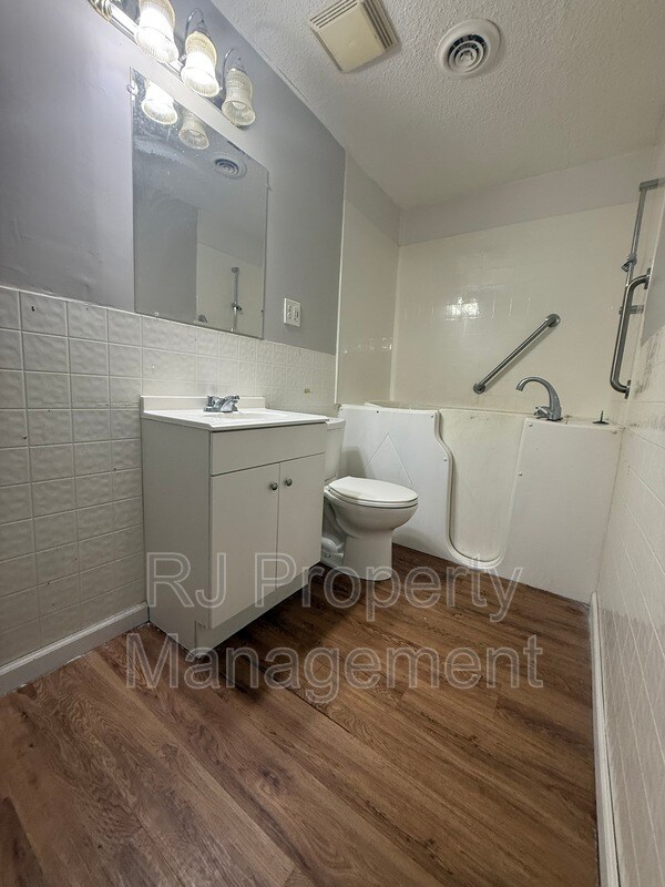 Building Photo - 1450 Gold Ave