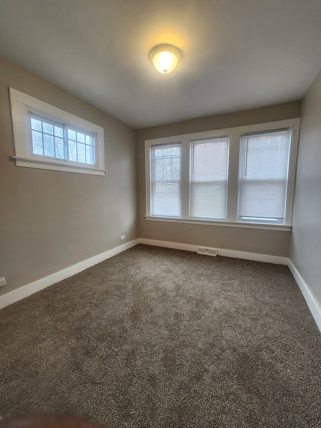 Building Photo - 8000 S Woodlawn Ave