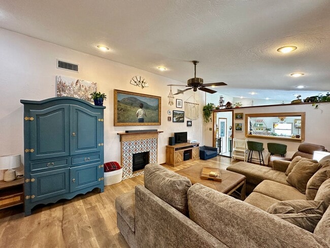 Building Photo - Rustic Charm