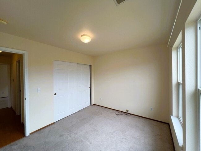 Building Photo - Spacious 3-bed 2-bath home with attached g...