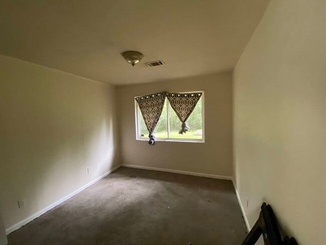 Building Photo - Bright kitchen updates in quiet Culdesac