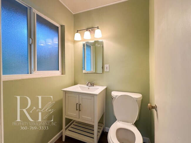 Building Photo - Enjoy Breathtaking Sunsets in the Heart of Manette