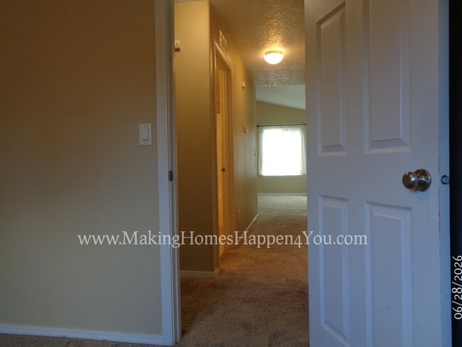 Building Photo - 260 SW Oregon Trail Dr