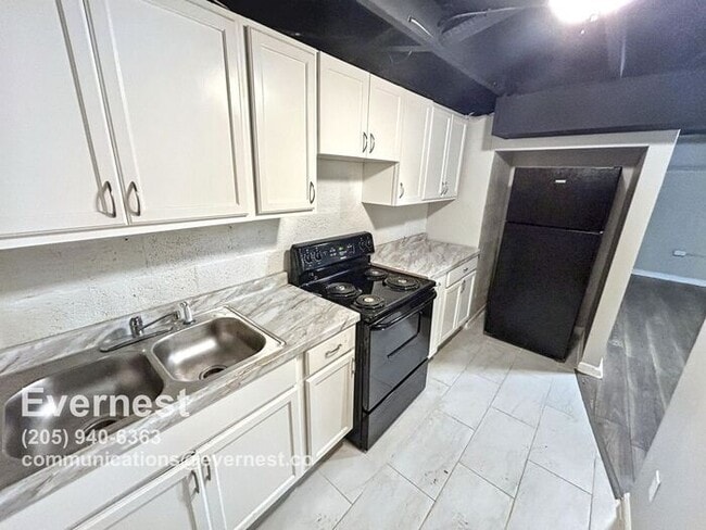 Building Photo - 3 Bed, 2 Bath Home with Fenced Yard / Pet-Friendly / Vouchers Accepted / Available Now!