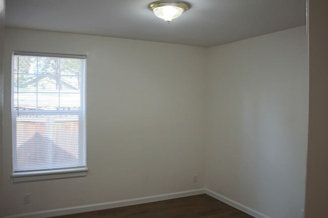 Building Photo - 3 Bedroom House For Rent in Oregon Water Wonderland