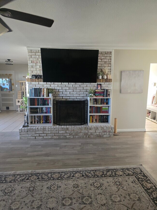 Building Photo - 1004 W Yucca Ave