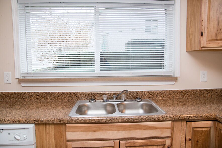 Building Photo - 801 Diamond Ct