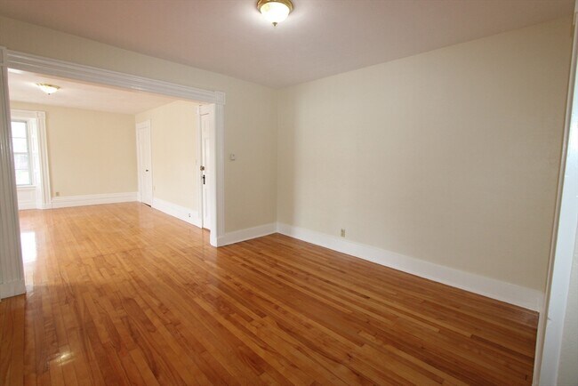 Building Photo - 122 Elm St