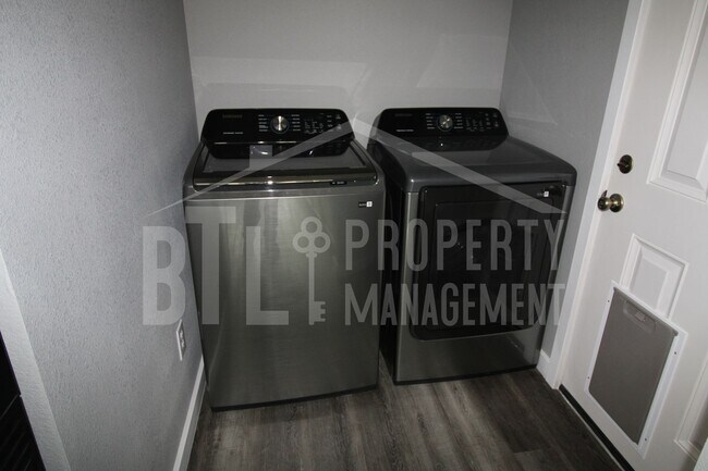 Building Photo - Beautiful 3 Bedroom Home with Fenced Yard in Hollister