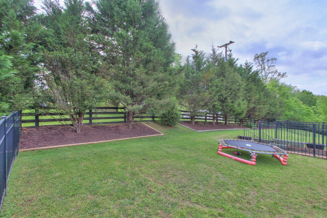 Building Photo - 1113 Camden Cir