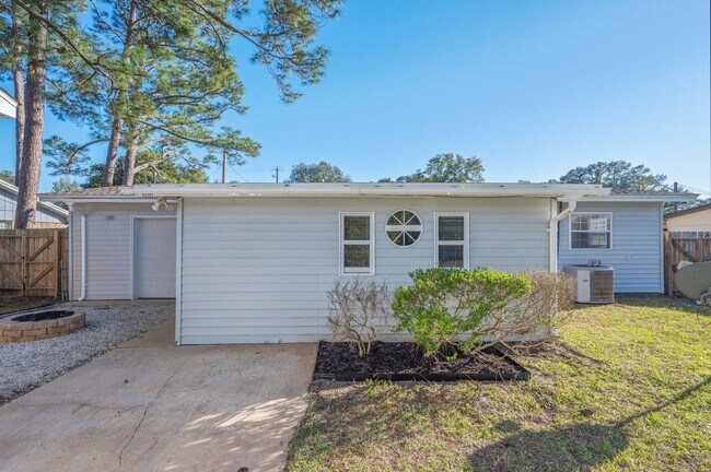 Building Photo - 3 bedroom in Mary Esther Heights!