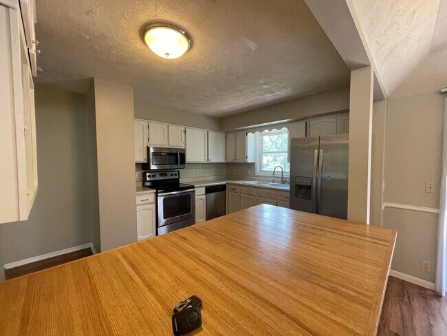Building Photo - 15112 Lincoln Cir