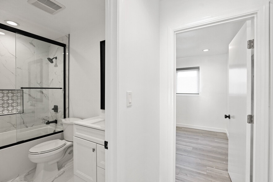 Building Photo - 900 W College St