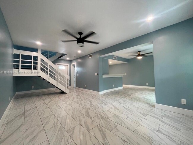 Building Photo - 330 Sunshine Dr