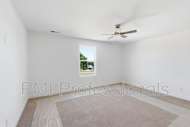 Building Photo - 406 Legends Court