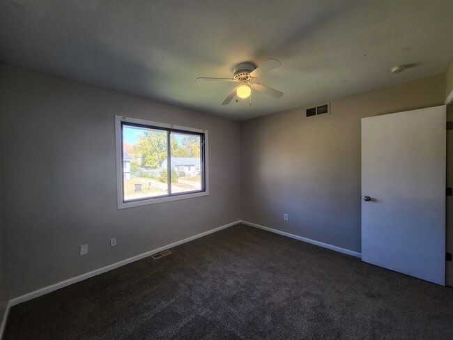 Building Photo - 4 Bedroom split-level home with garage!