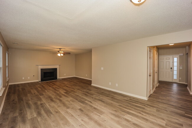 Building Photo - 6076 Trotters Cir