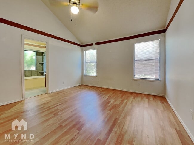 Building Photo - 633 Albrook Dr