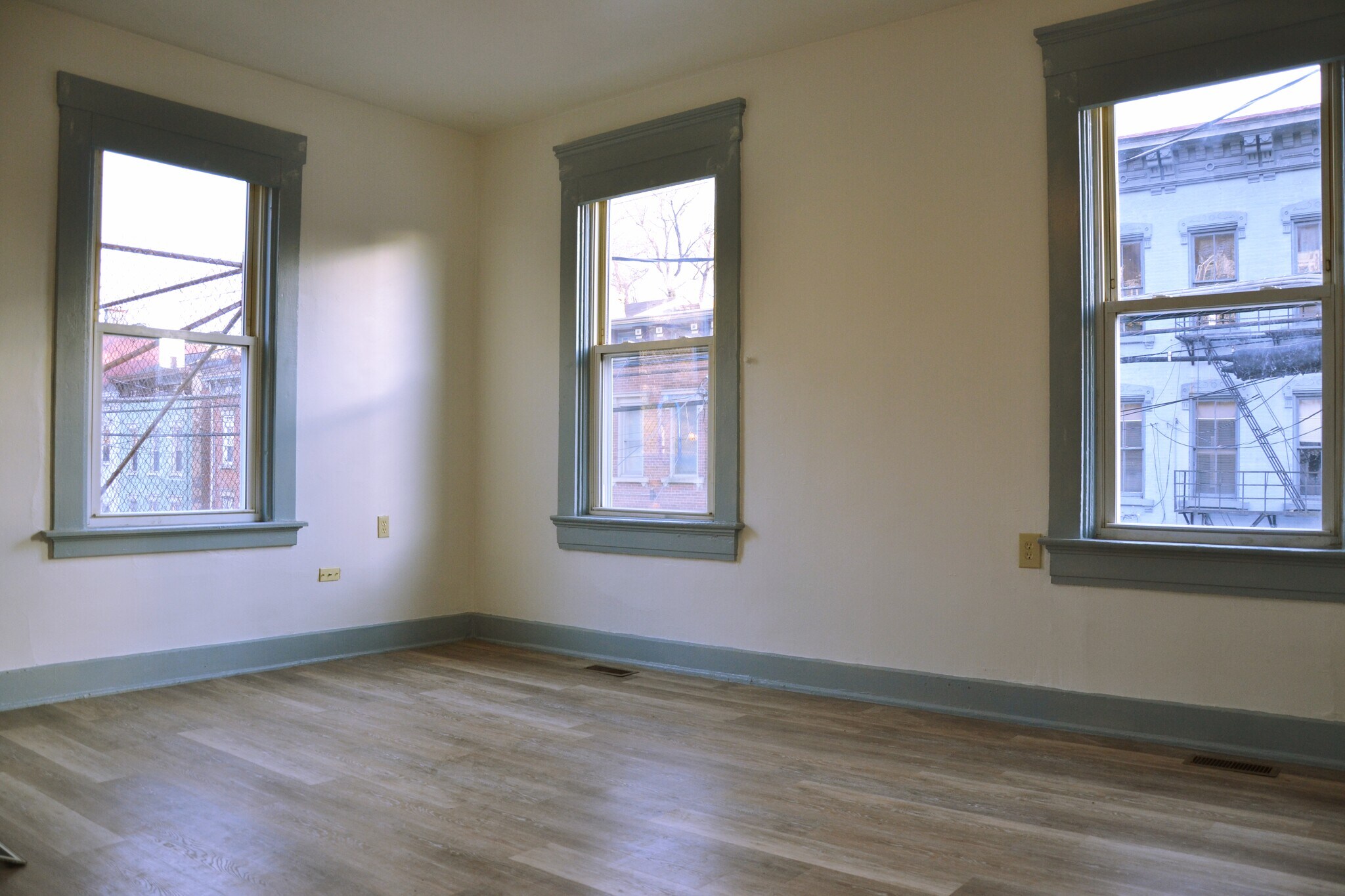 Building Photo - 522 W McMicken Ave