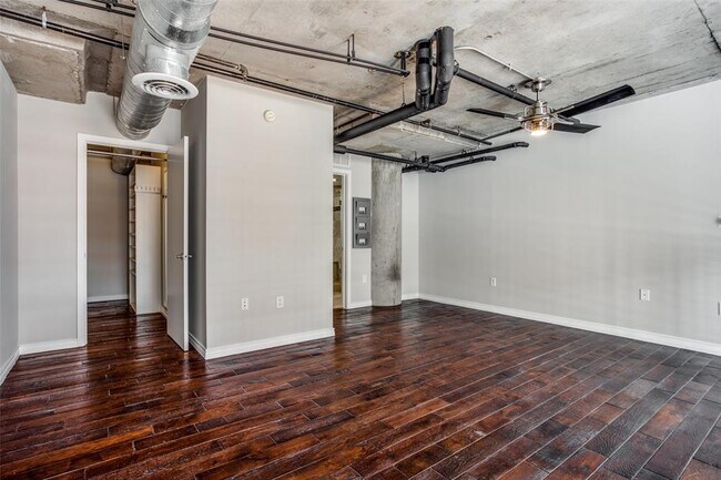 Building Photo - 3110 Thomas Ave
