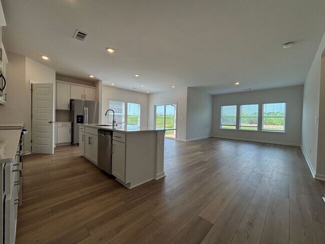 Building Photo - MOVE IN SPECIAL
