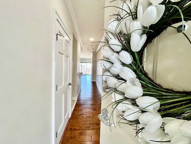 Building Photo - Super-Cool Lower Penthouse Condo Available 05-07-26!! Secured Entry, Garage Parking, Pet-Friendly!