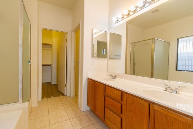 Building Photo - Gorgeous 3 bed, 2 bath home located near 87th Ave and Cactus