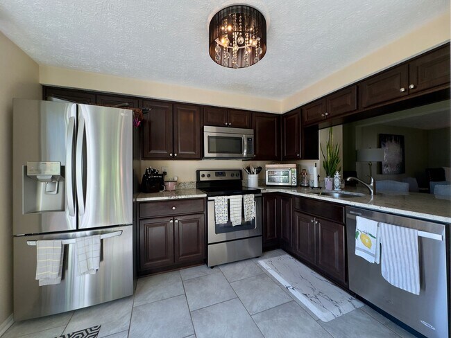 Building Photo - Modern 2-Bedroom Townhome with Spacious Ya...