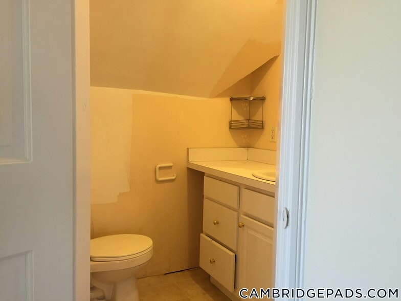 Building Photo - 1539 Cambridge St