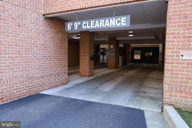 Building Photo - 400 Symphony Cir