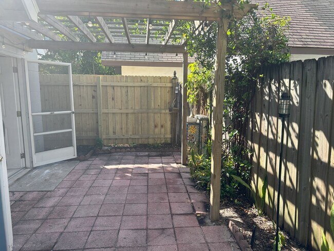 Building Photo - One bedroom, one bath beautiful home near Crescent Lake- move in now- 1/2 off first month rent an...