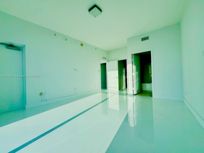 Building Photo - 2020 N Bayshore Dr