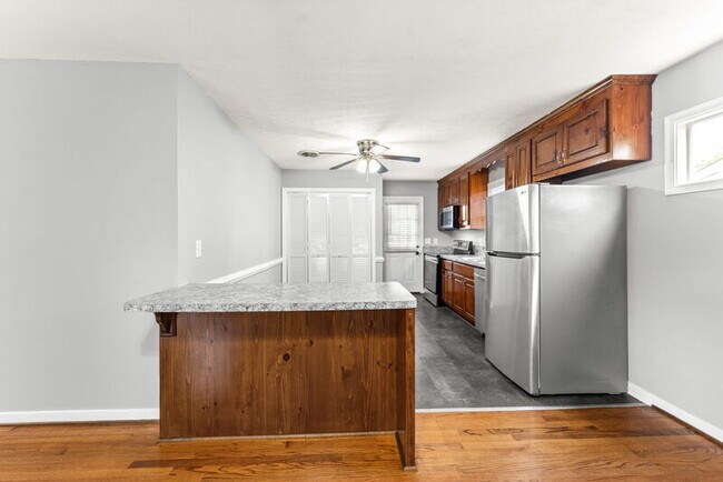 Building Photo - 104 N Oak Ave