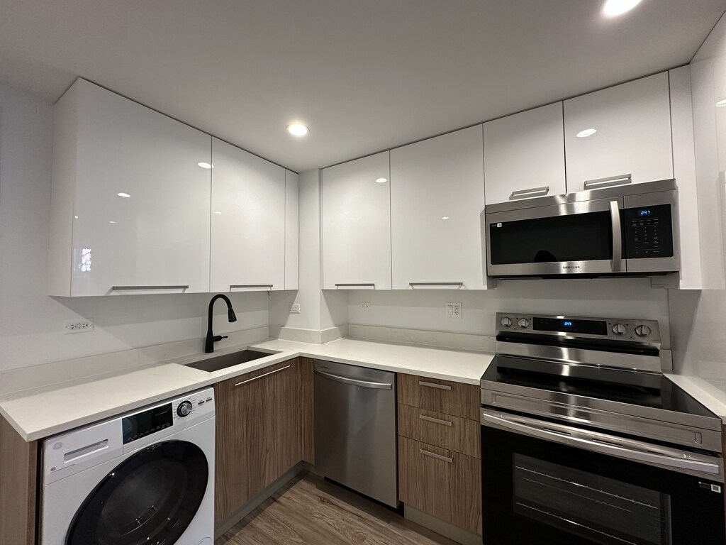 Building Photo - 941 W Carmen Ave