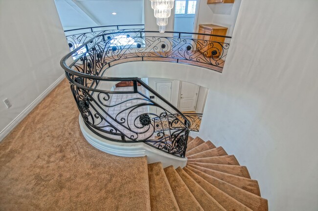 Building Photo - VERY SPACIOUS, BRIGHT & AIRY HOME W/ UNIQU...