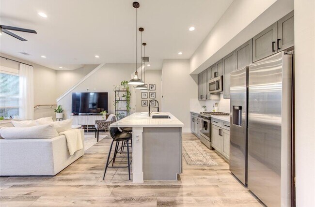 Building Photo - 704 Pinemont Dr