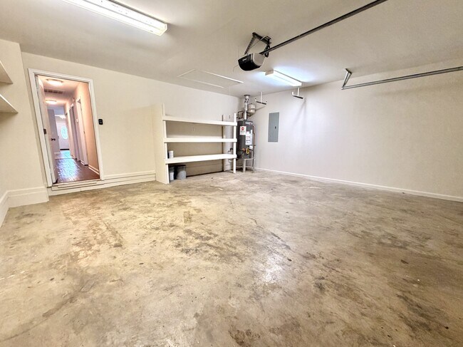 Building Photo - 2039 Igou Crossing Dr