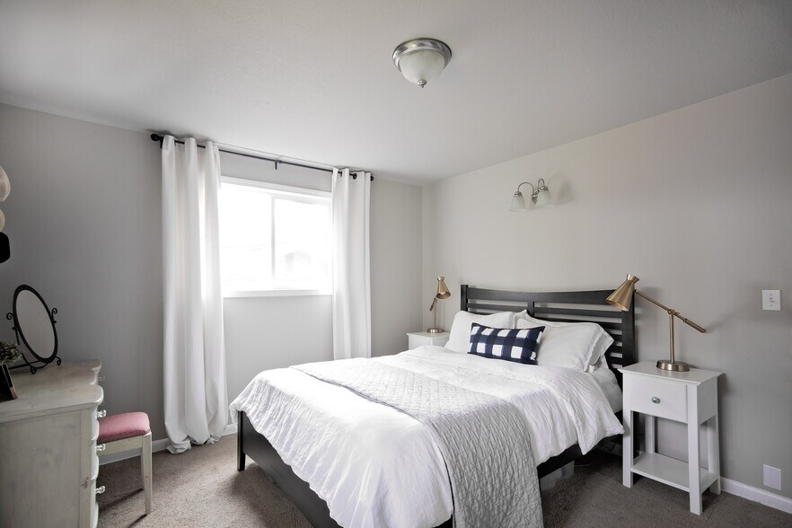 Building Photo - 12650 SW Park Way