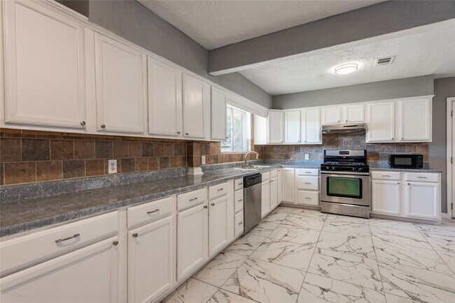 Building Photo - 2511 Meadow Ln