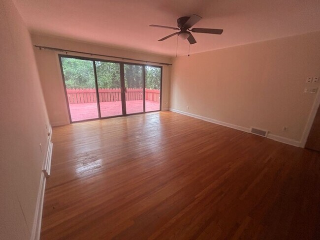 Building Photo - 10 Bevlyn Dr