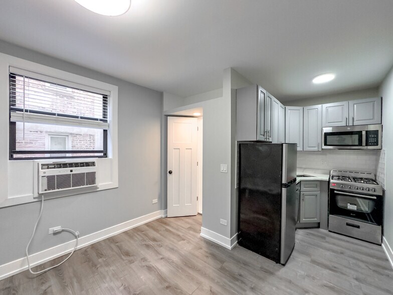 Building Photo - 545 W Belmont Ave