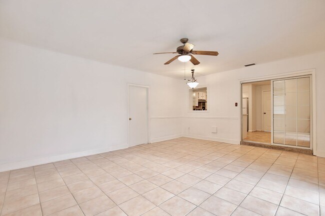 Building Photo - Beautiful 3/2 Spacious Pool Home with a Fe...