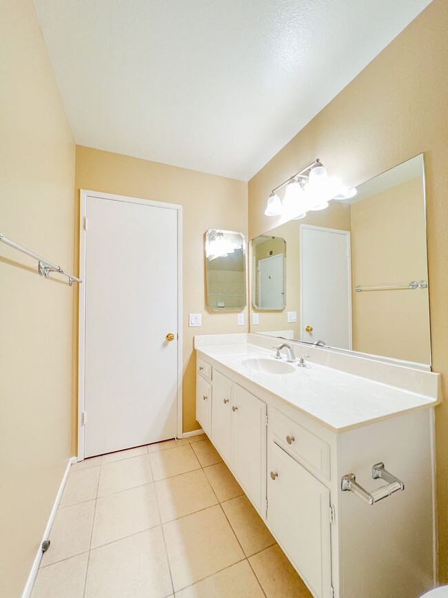 Building Photo - Cypress 2 Bed Townhome - 2 Car Garage - Gorgeous - Amenities Galore!!!!!